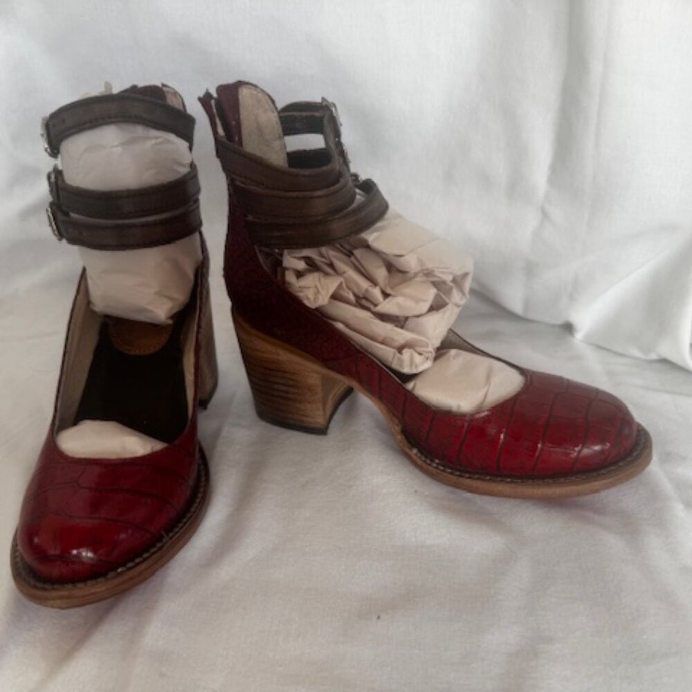 Freebird Randi Red Croco Size 6 - Brand new in box